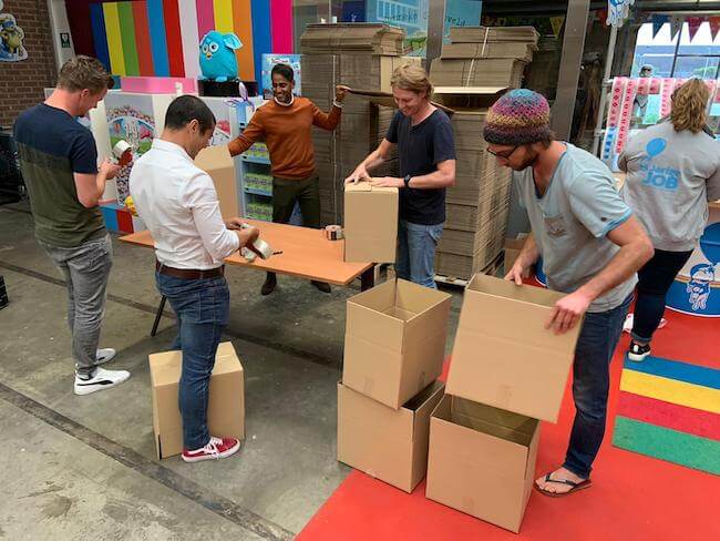 Stichting Jarige Job - packing boxes