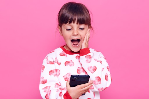 child with smartphone